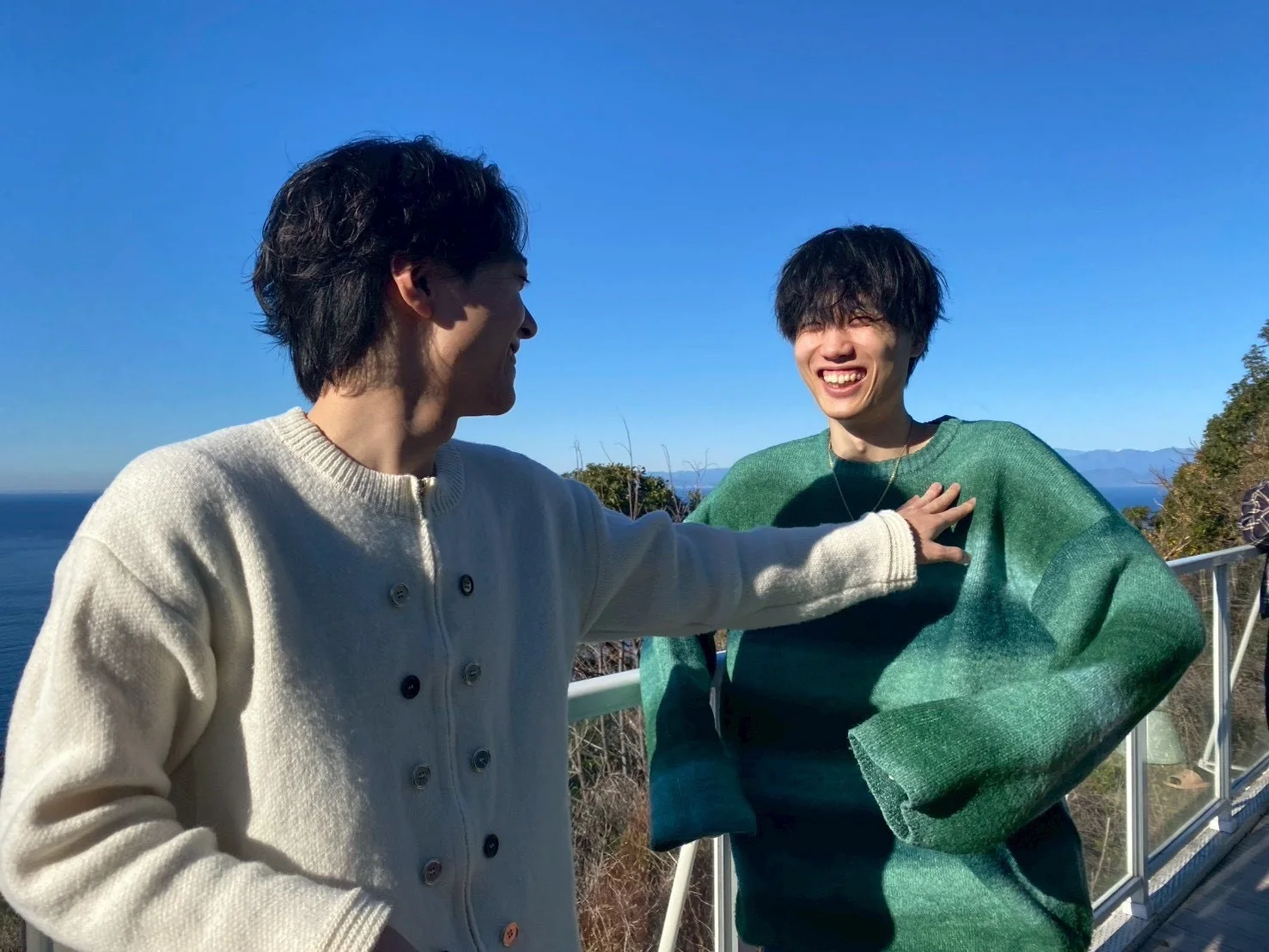 テラスで笑い合うAncoreのメンバー