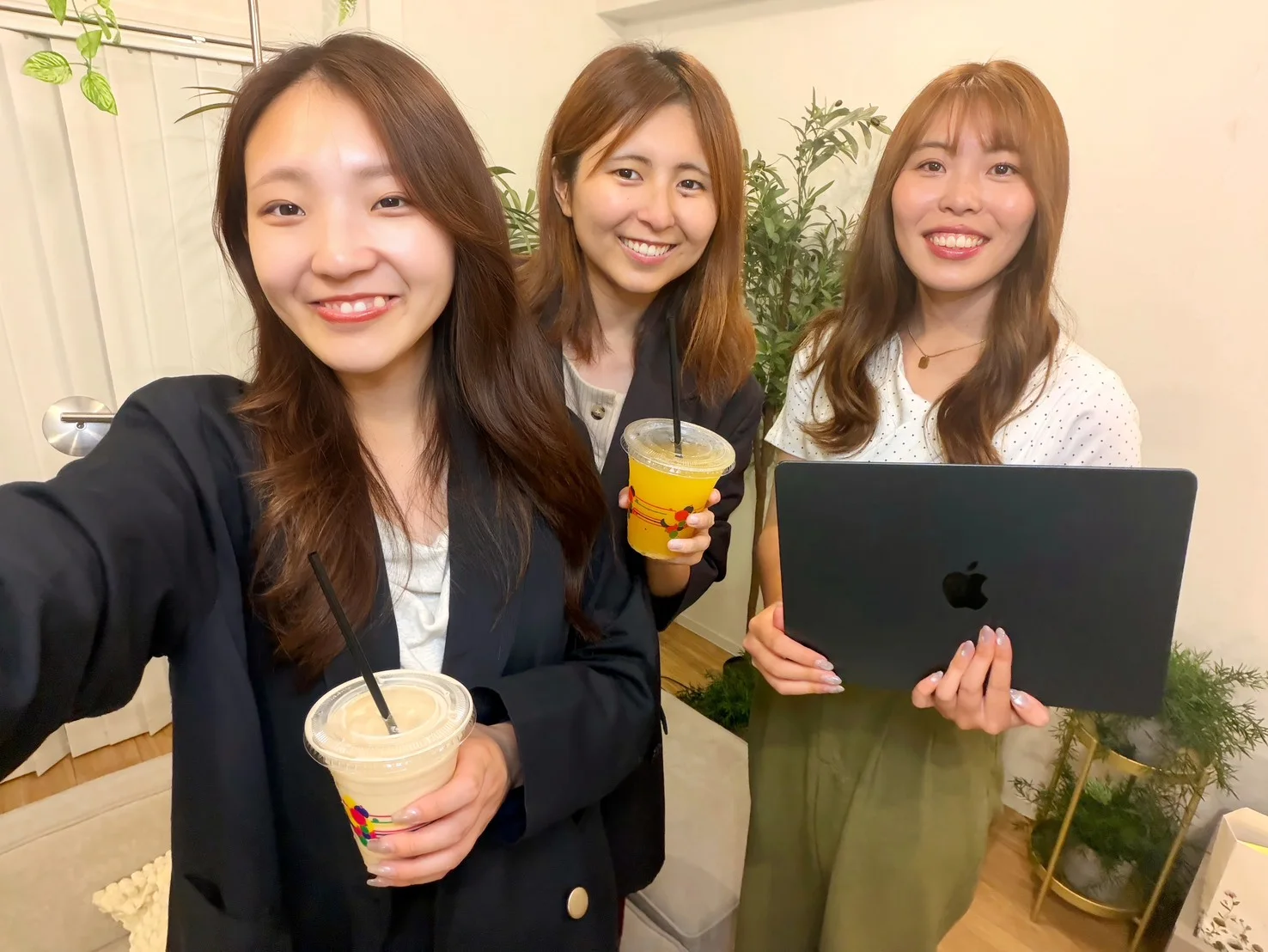 オフィスでセルフィーを撮るメンバー