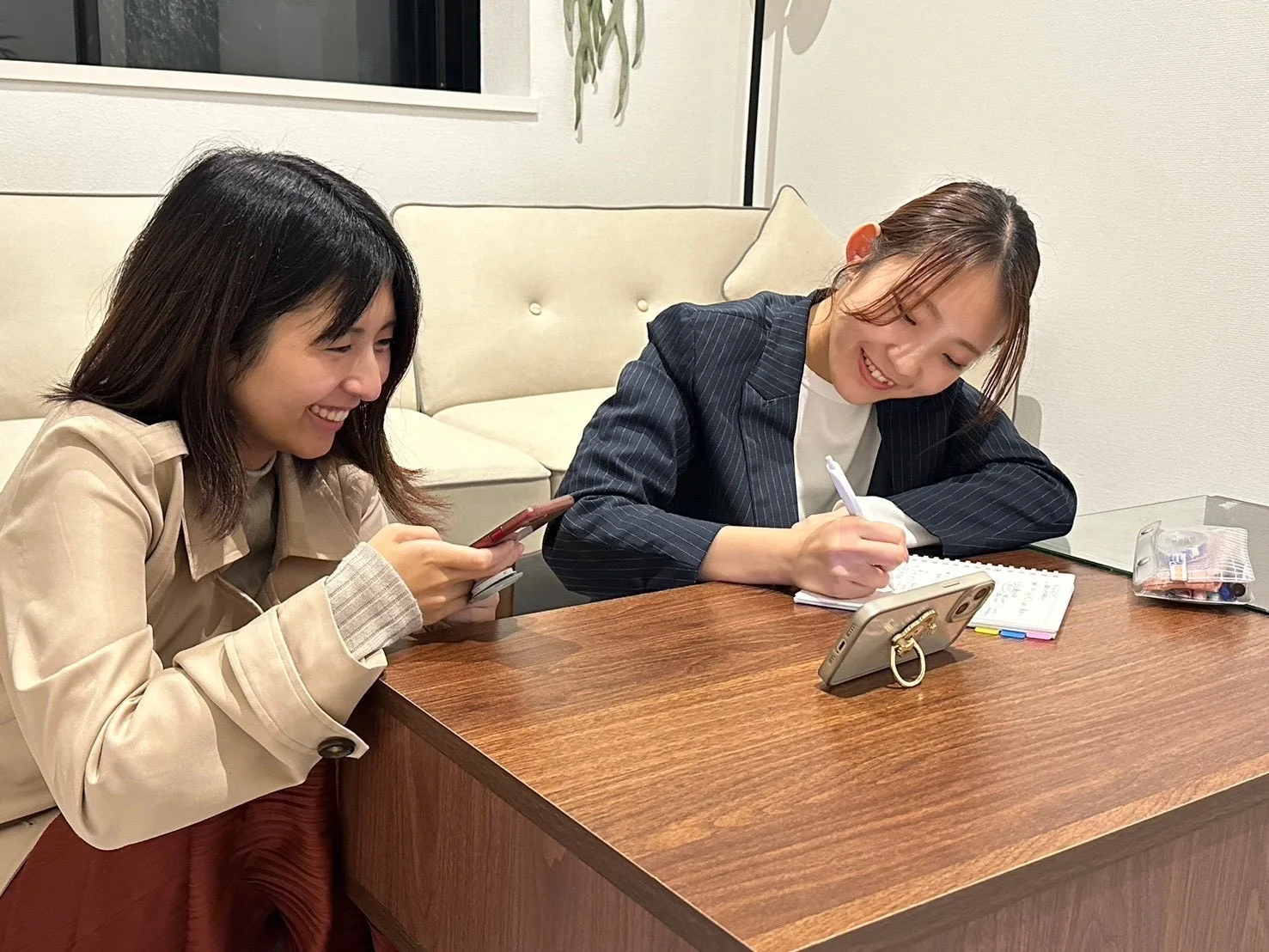 ラウンジで作業するメンバー