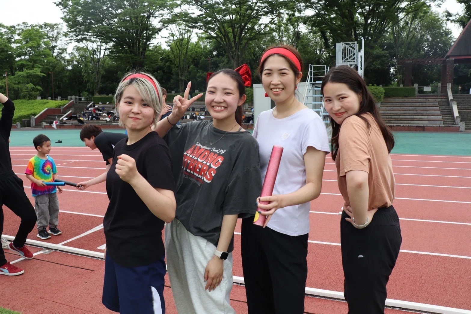 運動会で笑顔を見せるメンバー