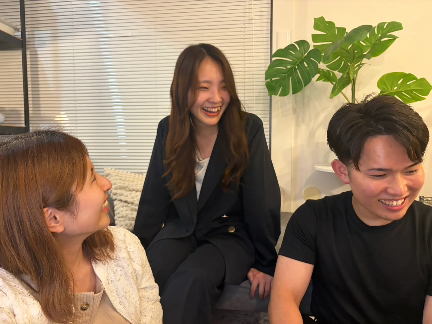 オフィスで談笑するメンバー3名
